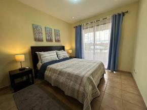 Renovated 2 Bed condo 5 min walk to beach